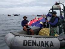 Tim SAR Gabungan dari Denjaka Temukan Serpihan Pesawat Sriwijaya Air