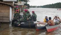 Prajurit Marinir Distribusikan Obat-Obatan