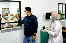 Gubernur Jakarta Anies Baswedan bersama Perawat