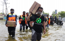 Tim YABB - Gojek Banjarmasin Bersama Mitra Saat Menyalurkan Bantuan Cepat Tanggap di Wilayah Handil Bakti
