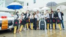 Pasangan crazy rich Malang, Gilang Widya Pramana dan Shandy Purnamasari saat membagikan hadiah mobil mewah kepada karyawannya