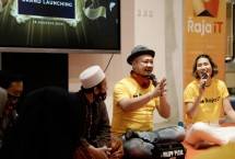 Sssttt...Kantongi Gold Play Button, RAJA IT Basuki Surodjo Bagi-Bagi 1000 Nasi Bungkus Lho!
