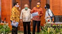 Menteri Koordinator (Menko) Bidang Perekonomian Airlangga Hartarto saat konferensi pers bersama Menteri Keuangan (Menkeu) Sri Mulyani Indrawati, Menteri Pekerjaan Umum dan Perumahan Rakyat (PUPR) Basuki Hadimuljono, dan Menteri Perindustrian Agus Gumiwang Kartasasmita