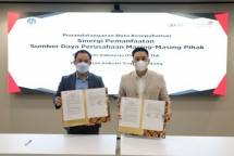 Direktur Enterprise & Business Service Telkom Edi Witjara (kiri) dan Direktur Utama PT Kawasan Industri Terpadu Batang Galih Saksono
