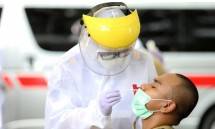 Satgas Covid-19 melakukan tes swab antigen kepada masyarakat