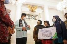 Santunan ini secara simbolis diserahkan langsung oleh Gubernur DKI Jakarta, Anies Baswedan didampingi Direktur Pelayanan BPJS Ketenagakerjaan, Roswita Nilakurnia di Balaikota DKI Jakarta