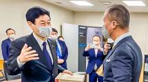 Menteri Perindustrian Agus Gumiwang Kartasasmita saat bertemu dengan Minister of State of Economic and Fiscal Policy Jepang, Mr. Nishimura Yasutoshi