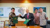 Direktur Utama PT Jababeka Morotai, Basuri Tjahaja Purnama saat melakukan penandatanganan MoU dengan OISCA terkait pembangunan Monumen Perang Dunia II di KEK Morotai