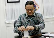 Siang-siang Gubernur Anies Posting Minum Air Kelapa Muda Plus Jeruk Nipis, Netizen: Mantap Pak! Minuman Orang Cerdas...
