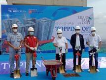 Trans Property menggelar tutup atap (topping off) Tower Emerald di TransPark Juanda Bekasi, Rabu (24/3/2021). Tower Emerald adalah tower ke empat dari lima tower yang dibangun di TransPark Juanda Bekasi. 