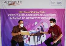 Terlihat Jip Ivan Sutanto, Director Enterprise Application Services Business PT Multipolar Technology Tbk (kiri) dan Yemmy Sukandar, Dept. Head Hybrid Data Management Solution PT Multipolar Technology Tbk (kanan), sedang berbincang mengenai keunggulan IBM Cloud Pak for Data &ndash; Credit Risk di webinar Accelerate Decision Making to Grow the Business (25/3).