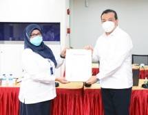 Penyerahan Sertifikat Manajemen Mutu SNI ISO 9001:2015 oleh Direktur Sumber Daya dan Pengembangan Bisnis PT SUCOFINDO (Persero), Rozainbahri Noor kepada Direktur SDM dan Umum PT PELNI (Persero), Ganefi.