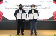 Direktur Enterprise & Business Service Telkom Edi Witjara (kanan) usai melakukan penandatanganan Nota Kesepahaman dengan Direktur Utama BKI yang pada kesempatan ini diwakili oleh Direktur Pengembangan Sumber Daya Saifudin Wijaya tentang Sinergi Pemanfaatan Sumber Daya Perusahaan