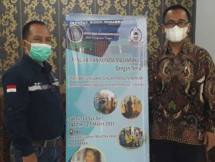 Ketua LPM Mustikajaya, Saefudin, S. Ag. (kiri) berfoto bersama dengan Rektor IBM Bekasi, Dr. Jaenudin, S. Ag, M. Pd., usai meresmikan acara KKN di Kelurahan Mustikajaya, Kecamatan Mustikajaya, Kota Bekasi. (Foto: Bang Abe)