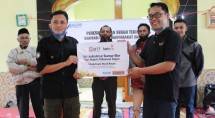Penyerahan secara simbolis sumur bor yang telah dibangun oleh Lazismu dan Majelis Taqwa Telkomsel di Kabupaten Bandung Jawa Barat.