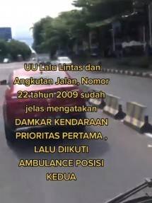 Foto: Mercy diduga halangi mobil damkar di Bali (Tangkapan layar)/detik.com 