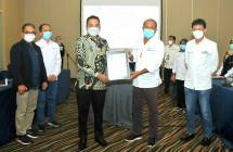 Penyerahan sertifikasi dilakukan langsung oleh Direktur Utama PT TUV SUD Yuan Handayana kepada Direktur Utama PTBA Arviyan Arifin