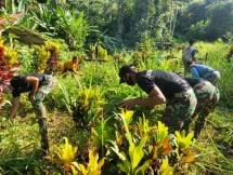 Sambut Perayaan Paskah, Satgas Pamtas Yonif 642 Bersama Warga Dusun Paub Bersihkan Makam