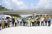Tim Kunjungan Kerja Spesifik Komisi VI DPR RI berfoto bersama sesudah meninjau Tol Pekanbaru-Bangkinang. Foto: Taufan/nvl