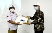  Kepala Pusat PSDMBP Badan Geologi Kementerian ESDM, Ir. Iman K Sinulingga (kiri) saat menyerahkan Executive Summary Final Validasi Teknologi STAL kepada Direktur Utama PT Trinitan Metals and Minerals Tbk, Petrus Tjandra (kanan)