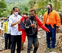 Presiden Jokowi Berikan Jaketnya Kepada Korban Banjir Bandang NTT