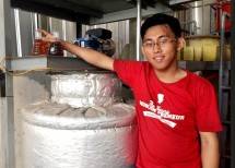 Andi Hilmi, milenial asal Makassar, telah merintis usaha biodiesel berskala industri bernama GenOil sebelum berusia 21 tahun.&nbsp;