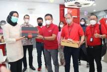 Direktur Utama Telkom Ririek Adriansyah (kedua dari kiri) didampingi Direktur Keuangan Telkom Heri Supriadi (kedua dari kanan) dan Executive Vice President Telkom Regional III Area Jawa Barat Sujito (paling kanan)