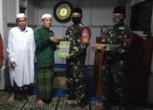 Satgas Pamtas Yonif 642 Bagikan Al-Quran kepada Warga Bangkayang 