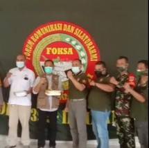 FOSKA Donasikan Takjil dan Nasi Box kepada Pemulung di TPA Bantar Gabang