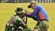 Prajurit Yonif 4 Mar CilandakTingkatkan Kemampuan Menembak Senapan Jenis SS2