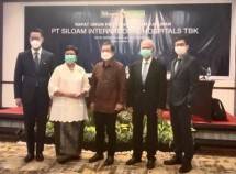 Presdir PT Siloam International Hospitals Tbk , Darjoto Setywan (memakai batik coklat) bersama dengan John Riady (Presiden Komisaris PT Lippo Karawaci Tbk), Kartini Syahrir (Komisaris Independen Siloam Hospitals), Ketut Wijaya (mantan Presiden Direktur PT Siloam International Hospitals Tbk) dan Daniel Phua (Direktur Keuangan Siloam Hospital) usai melaksanakan RUPS April 2021. Foto Siloam Hospitals, 28 April 2021