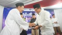 Habib Lutfhi bersalaman dengan Direktur Utama BSI Hery Gunardi