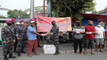 Prajurit Marinir Bagikan Takjil Ramadhan