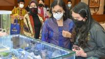 Direktur Jenderal Industri Kecil, Menengah dan Aneka (IKMA) Kemenperin Gati Wibawaningsih dalam kunjungan kerjanya ke PT. Sentral Kreasi Kencana (SKK Jewels) 