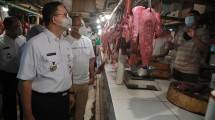 Gubernur DKI Jakarta Anies Baswedan saat meninjau harga pangan di beberapa pasar di DKI Jakarta