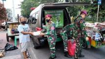  Prajurit Batalyon Kesehatan 1 Marinir Berbagi Donasi di Bulan Ramadhan