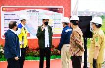 Presiden Jokowi didampingi Seskab Pramono Anung meninjau Ruas Tol Pekanbaru-Padang Seksi Pekanbaru-Bangkinang, Rabu (19/05/2021) pagi. (Foto: BPMI Setpres/Muchlis Jr)