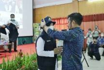 Menteri Pertanian Syahrul Yasin Limpo menyematkan topi ke ASN baru