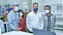 Menteri Perindustrian Agus Gumiwang Kartasasmita didampingi Kepala BPSDMI Arus Gunawan saat melakukan kunjungan kerja ke SMK-SMTI Yogyakarta