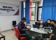 Jurnalis mengakses internet secara gratis di media center yang disediakan Telkom di Kantor Witel Papua.