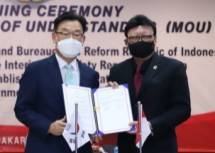 Menteri PANRB Tjahjo Kumolo dan Duta Besar Republik Korea untuk Indonesia Park Tae Sung