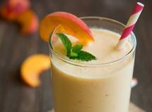 Smoothie Campuran Buah Persik, Pisang, Yogurt dan Gandum (Eatthis)