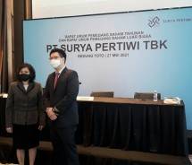 Investor Relation PT Surya Pertiwi Tbk, Adhi Sudargo Tasmin, berpose bersama Corporate Secretary, Irene Hamidjaja, usai acara Paparan Publik di Jakarta, Kamis (27/05/2021). (Foto: Abe)