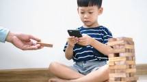 Peran Orang Tua dalam Membimbing Anak Bermain Internet