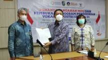 Kepala BPSDMI Kemenperin Arus Gunawan sausai penandatanganan MoU dengan Pemkab Mempawah