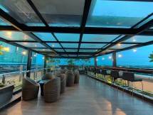 Salah satu ruangan di Teraskita Hotel Jakarta managed by Dafam yang terletak berdampingan dengan Canting Restaurant, di mana kita dapat menikmati pemandangan outdoor yang cantik dari lantai tujuh untuk melepas pikiran yang penat. (Foto: Humas Teraskita Hotel Jakarta managed by Dafam)