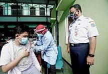 Gubernur Anies Tinjau Vaksinasi di MAN 7