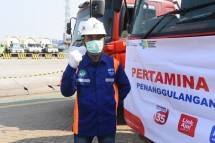 Awak mobil tangki Pertamina Miska Feryansyah (35) merupakan salah satu AMT yang akan mendistribusikan isotank berisi oksigen ke daerah yang membutuhkan tengah bersiap dengan kendaraannya di Dermaga 102, Tanjung Priok, Jakarta pada Selasa (6/7/2021). (Foto: Trisno)