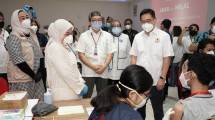 Menteri Ketenagakerjaan Ida Fauziyah (kedua kiri) bersama Ketua Umum Kamar Dagang dan Industri (Kadin) Indonesia, Arsjad Rasjid (kanan), Bupati Karawang, Cellica Nurrachadiana (kiri) dan Wakil Presiden Direktur PT Toyota Motor Manufacturing Indonesia (TMMI) Nandy Juliyanto (kedua kanan) meninjau pelaksanaan vaksinasi gotong royong di PT TMMI, Karawang, Jawa Barat