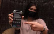 Nasabah menunjukkan OCTO Mobile dari CIMB Niaga yang mempermudah beragam aktivitas perbankan. 